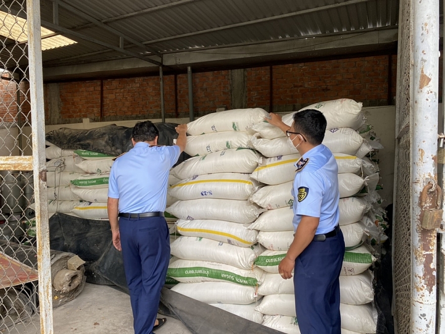 Tiếp tục phát hiện, tạm giữ 10 tấn đường cát nhập lậu trên địa bàn Long An Tiếp tục phát hiện, tạm giữ 10 tấn đường cát nhập lậu trên địa bàn Long An