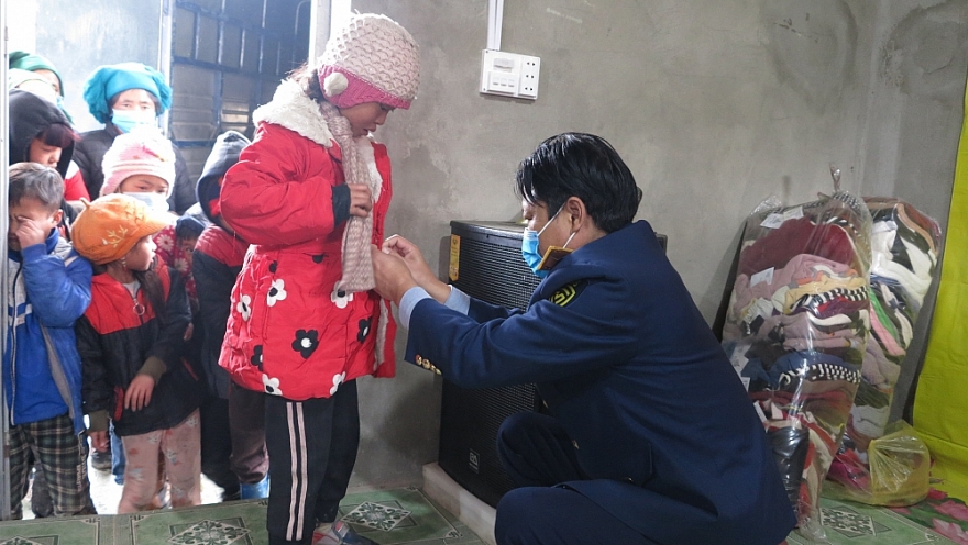 Trao tặng trên 1.000 áo rét cho bà con nhân dân khó khăn tại Lai Châu Trao tặng trên 1.000 áo rét cho bà con nhân dân khó khăn tại Lai Châu