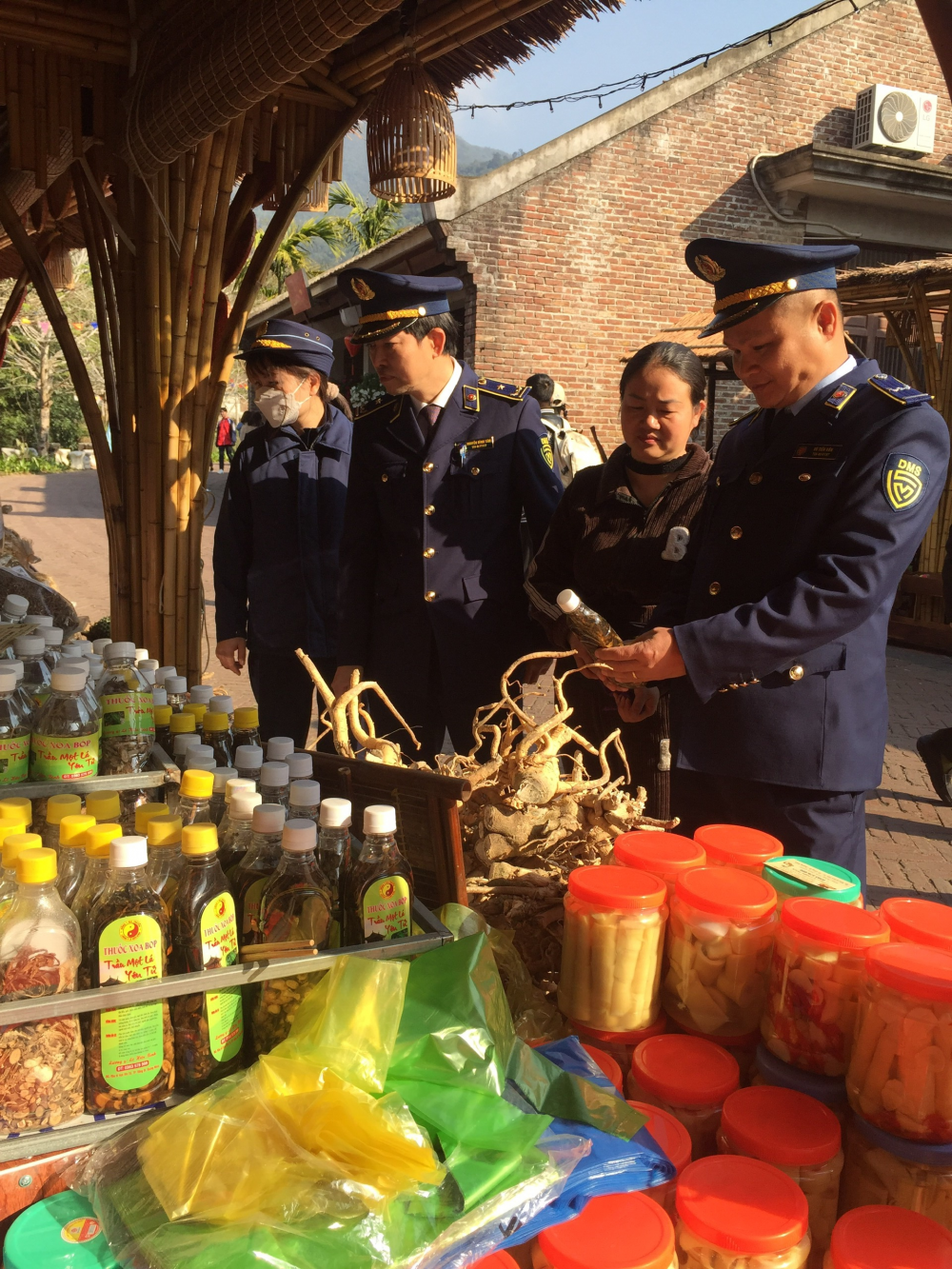 Tuyên truyền việc chấp hành văn minh thương mại trong hoạt động kinh doanh, dịch vụ tại các lễ hội trên địa bàn Quảng Ninh