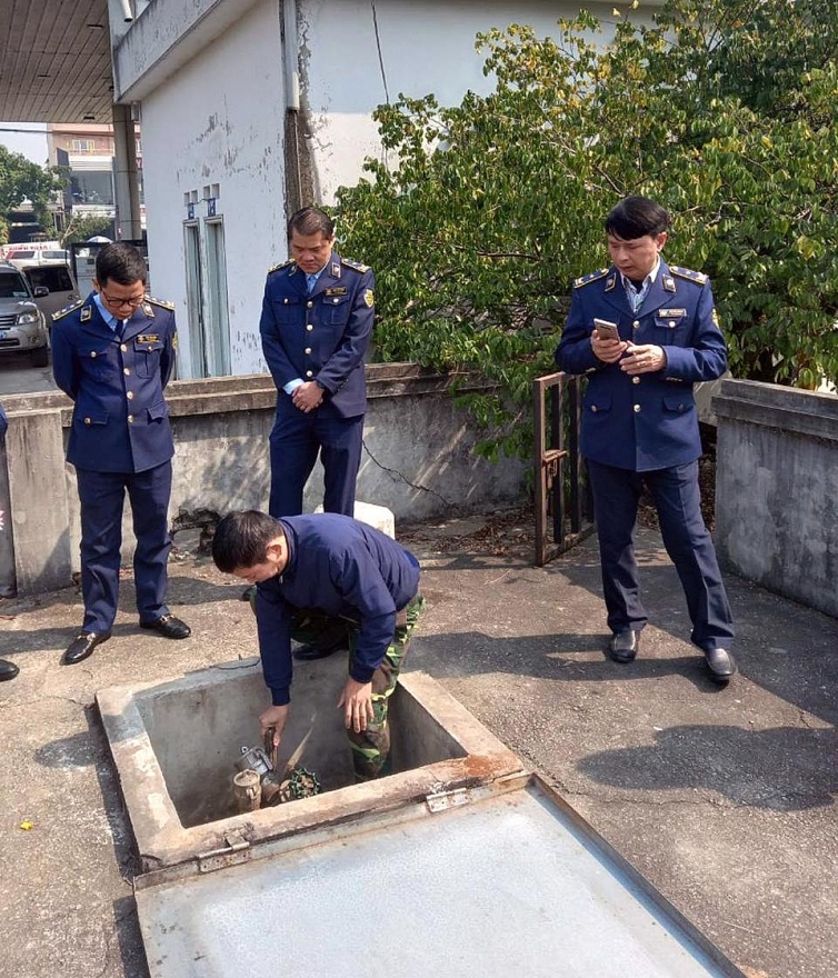 Hà Nội: Một cửa hàng xăng dầu dùng giấy chứng nhận hết hạn