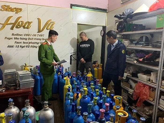 Phát hiện 'tổng kho' khí cười tại Hà Nội