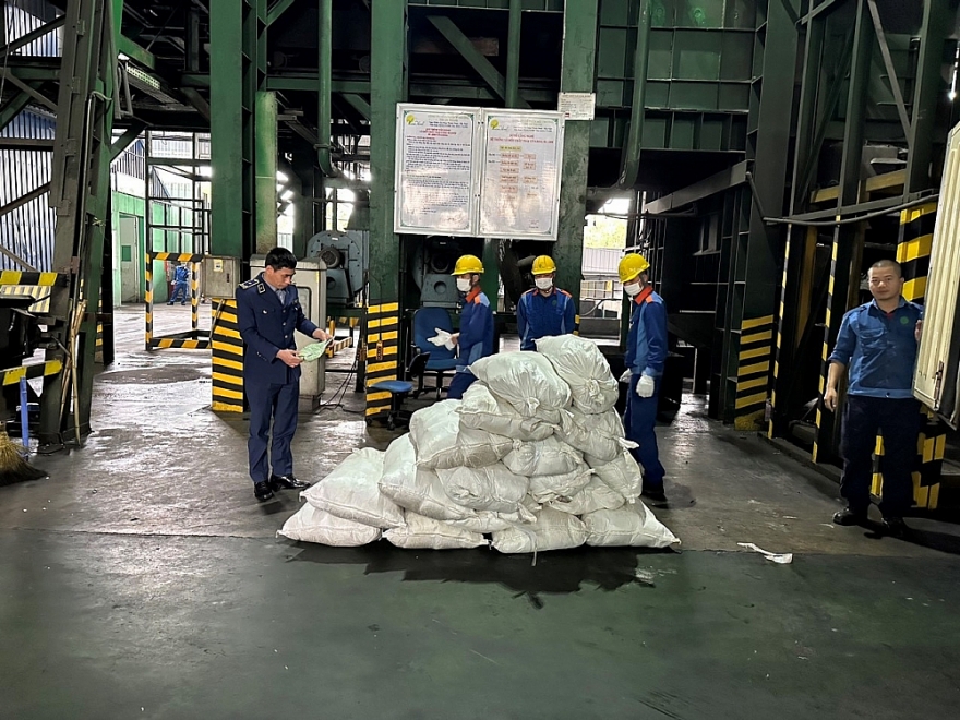 Tiêu hủy 500 gói chế phẩm sinh học giả Tiêu hủy 500 gói chế phẩm sinh học giả