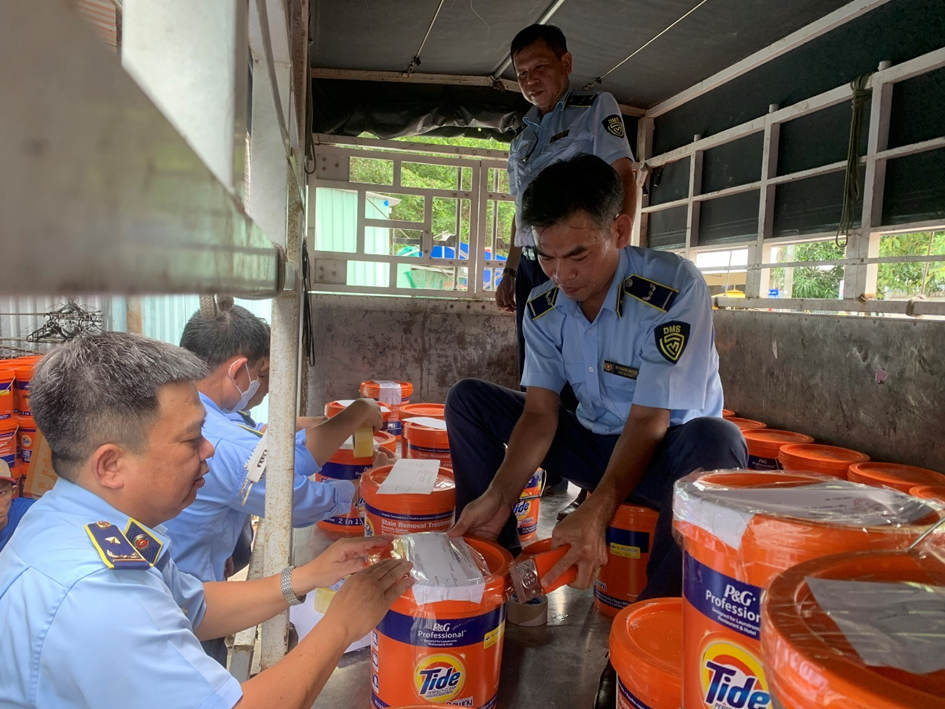 Phát hiện gần 2 tấn bột giặt có dấu hiệu giả mạo nhãn hiệu Phát hiện gần 2 tấn bột giặt có dấu hiệu giả mạo nhãn hiệu