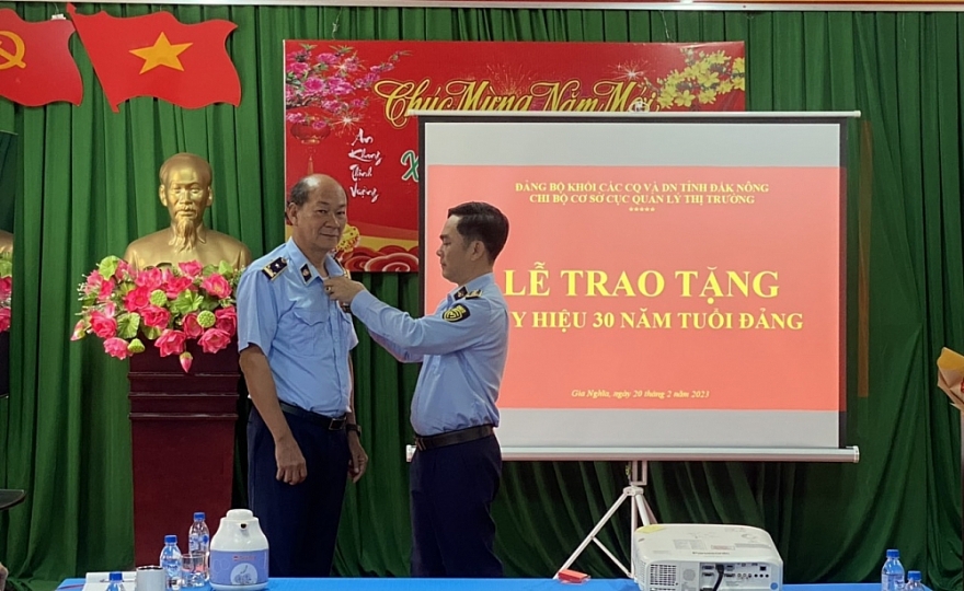 Cục QLTT Đắk Nông tổ chức Lễ trao tặng Huy hiệu 30 năm tuổi Đảng cho đảng viên Cục QLTT Đắk Nông tổ chức Lễ trao tặng Huy hiệu 30 năm tuổi Đảng cho đảng viên