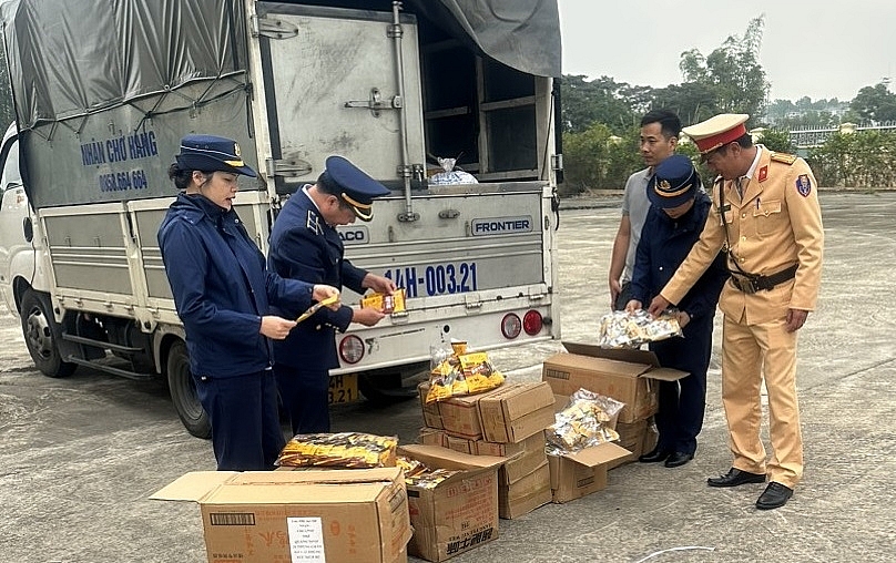 Phát hiện hàng nghìn gói thực phẩm ăn liền nhập lậu cất giấu trong khoang chở hàng xe tải