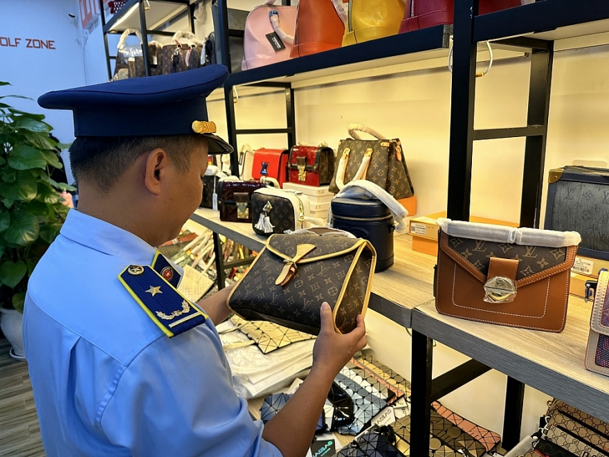 Đà Nẵng: Phát hiện nhiều vi phạm tại 09 cửa hàng chuyên bán hàng hóa cho du khách quốc tế