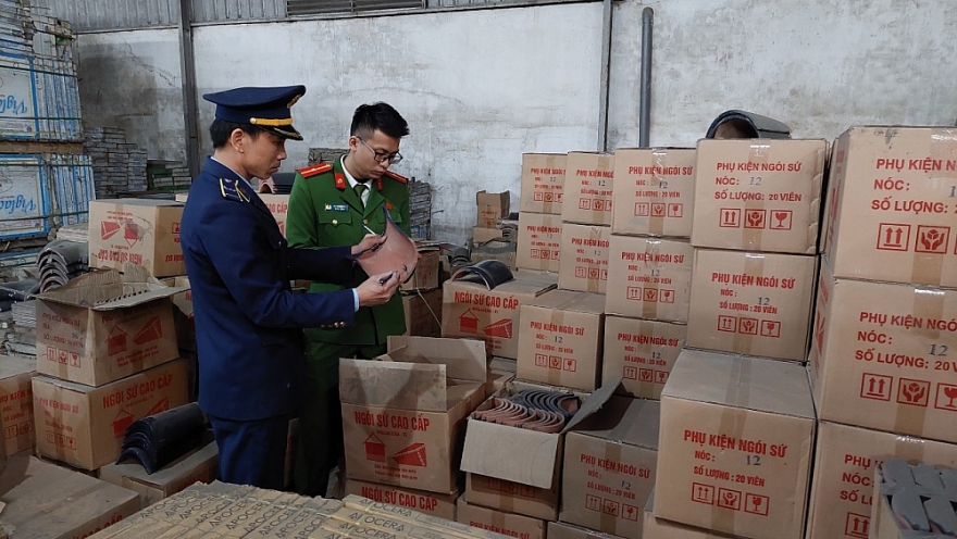 Xử phạt 90 triệu và buộc tiêu huỷ trên 11.000 viên ngói giả mạo nhãn hiệu Viglacera, Prime