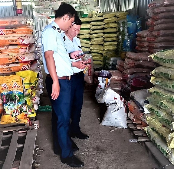 Liên tiếp phát hiện các vụ vi phạm trong kinh doanh phân bón trên địa bàn Tiền Giang
