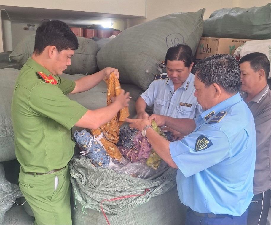 Thu giữ gần 40.000 quần áo không rõ nguồn gốc trên địa bàn An Giang Thu giữ gần 40.000 quần áo không rõ nguồn gốc trên địa bàn An Giang