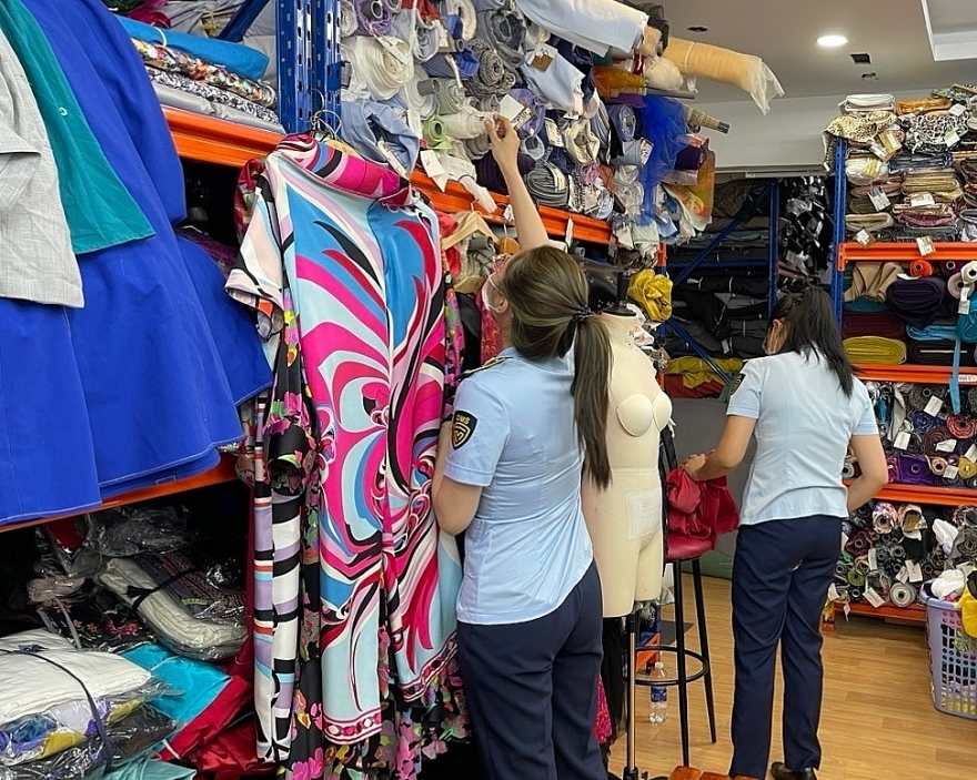 TP.HCM: Phát hiện và tạm giữ trên 4 tấn vải và các loại quần áo trị giá gần 1,6 tỷ đồng TP.HCM: Phát hiện và tạm giữ trên 4 tấn vải và các loại quần áo trị giá gần 1,6 tỷ đồng