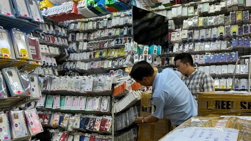 Thu giữ gần 28.000 linh phụ kiện điện thoại trên địa bàn TP.HCM