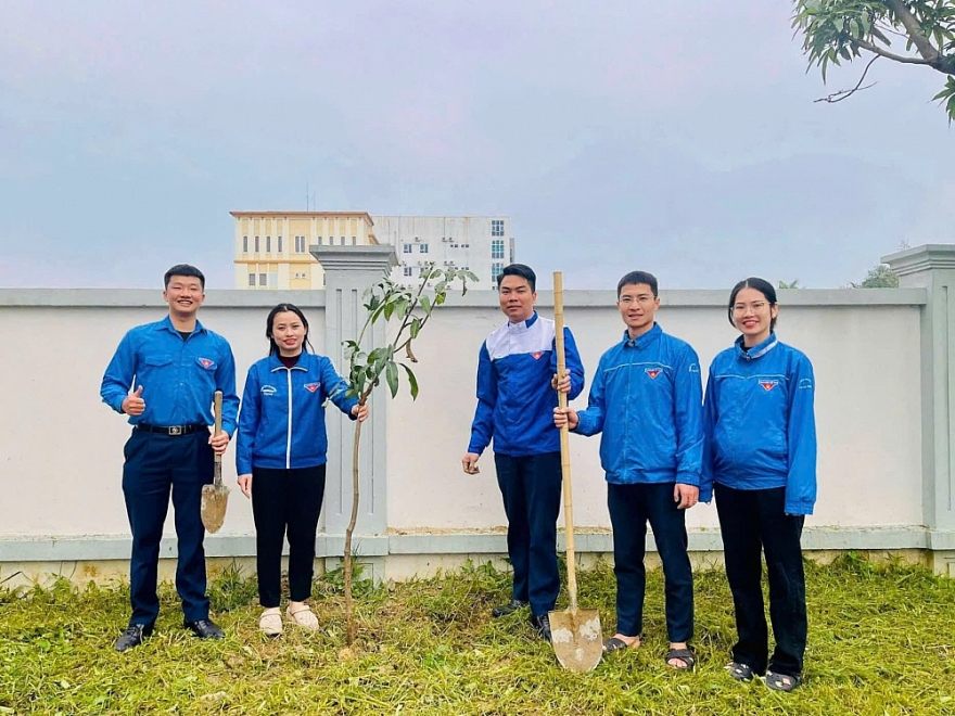 Cục QLTT tỉnh Hà Tĩnh ra quân hưởng ứng Tết trồng cây nhân dịp Xuân Ất Tỵ năm 2025 Cục QLTT tỉnh Hà Tĩnh ra quân hưởng ứng Tết trồng cây nhân dịp Xuân Ất Tỵ năm 2025