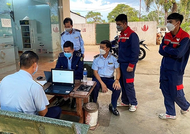 Chỉ đổ 30.000đ/ lần mua, cửa hàng xăng dầu tại Lâm Đồng bị xử phạt 15 triệu đồng