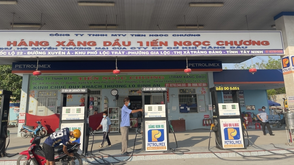 Giảm lượng xăng bán ra, một cửa hàng xăng dầu tại Tây Ninh bị xử phạt 15 triệu đồng