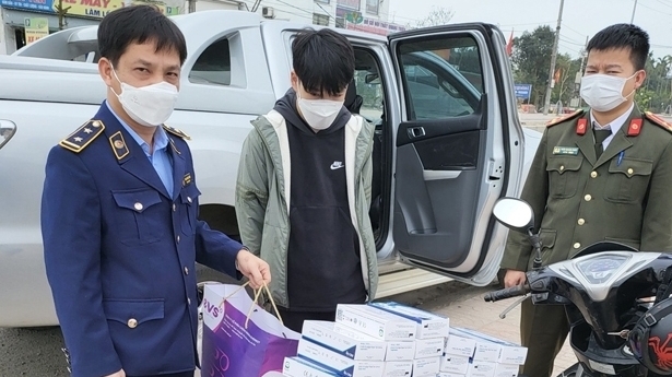 Hà Tĩnh: Thu giữ 1.050 bộ kit test Covid-19 không rõ nguồn gốc