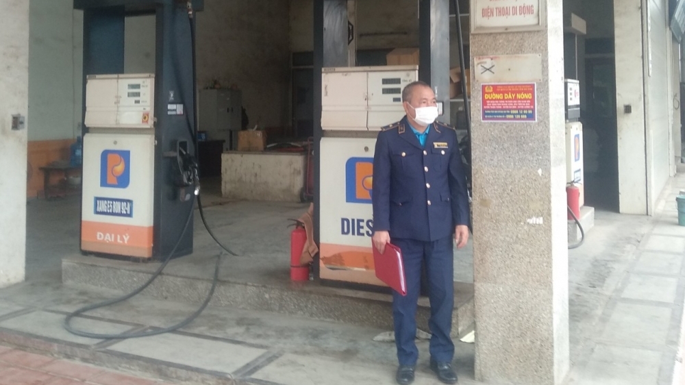 Cục QLTT Bắc Ninh ký cam kết và niêm yết công khai đường dây nóng tiếp nhận phản ánh về xăng dầu