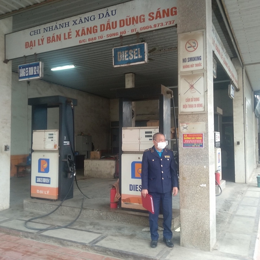 Cục QLTT Bắc Ninh ký cam kết và niêm yết công khai đường dây nóng tiếp nhận phản ánh về xăng dầu