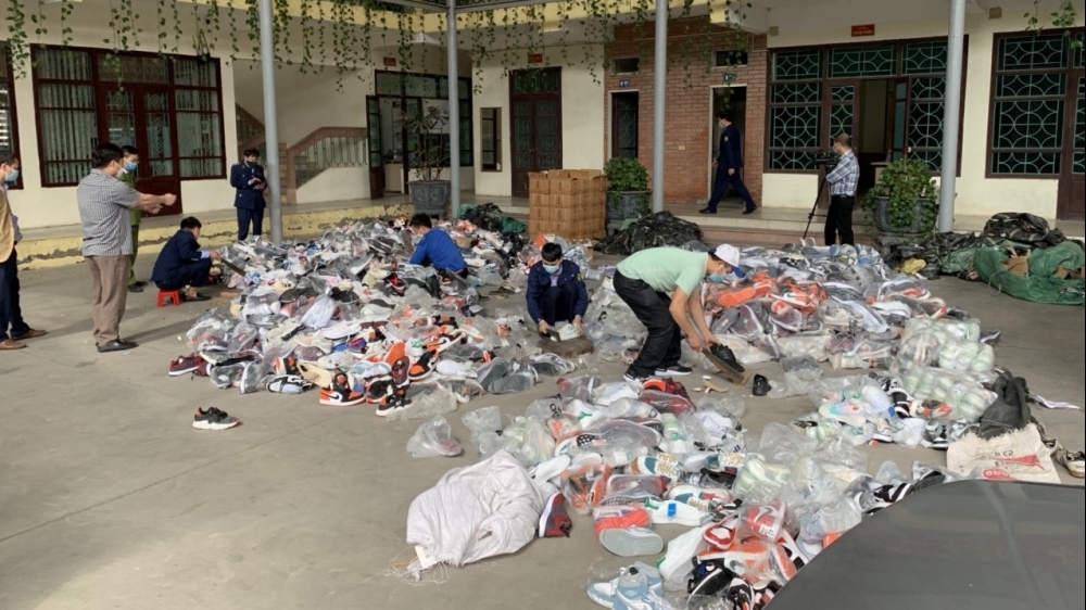 Cục QLTT Bắc Ninh tiêu hủy gần 4.000 sản phẩm hàng hóa giả mạo nhãn hiệu và nhập lậu