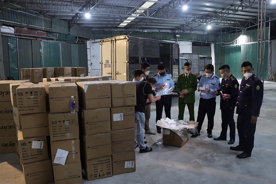 Lô kit test Covid-19 và thuốc tân dược trị giá trên 10 tỷ vừa bị Quản lý thị trường thu giữ tại Cảng Hà Nội