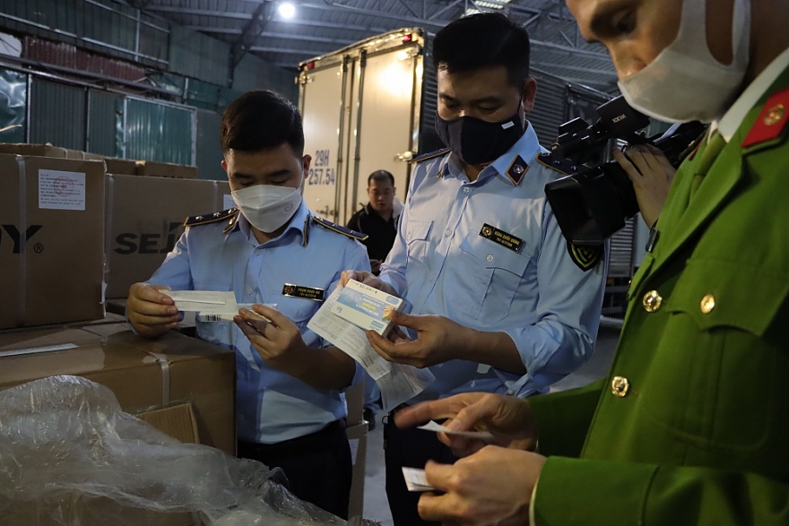 Lô kit test Covid-19 và thuốc tân dược trị giá trên 10 tỷ vừa bị Quản lý thị trường thu giữ tại Cảng Hà Nội