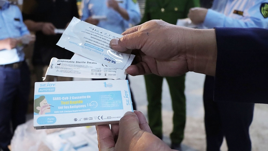 Lô kit test Covid-19 và thuốc tân dược trị giá trên 10 tỷ vừa bị Quản lý thị trường thu giữ tại Cảng Hà Nội