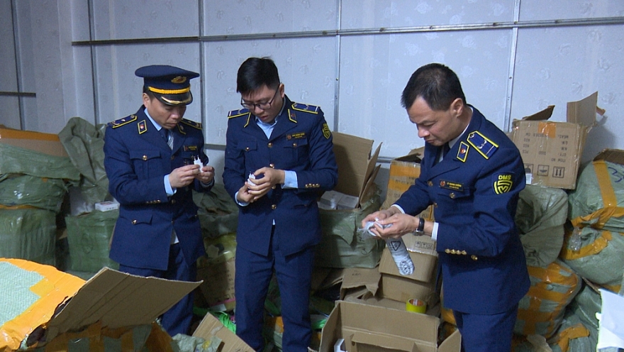 Phát hiện kho chứa gần 100.000 sản phẩm hàng điện tử có dấu hiệu giả mạo nhãn hiệu, nhập lậu