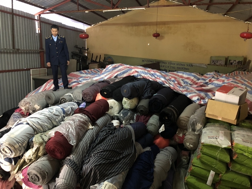 Thu trên 7 tấn vải cuộn tại kho hàng thuộc huyện Tiên Lữ, Hưng Yên Thu trên 7 tấn vải cuộn tại kho hàng thuộc huyện Tiên Lữ, Hưng Yên