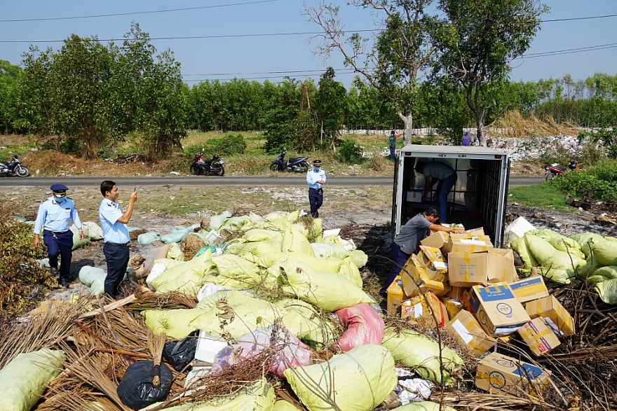 Giám sát tiêu hủy gần 5.000 sản phẩm mỹ phẩm không rõ nguồn gốc, xuất xứ