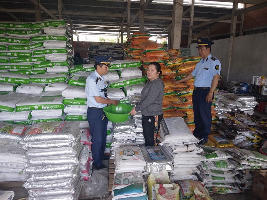 Phát hiện lượng lớn phân bón, thức ăn chăn nuôi giả, kém chất lượng tại Bến Tre