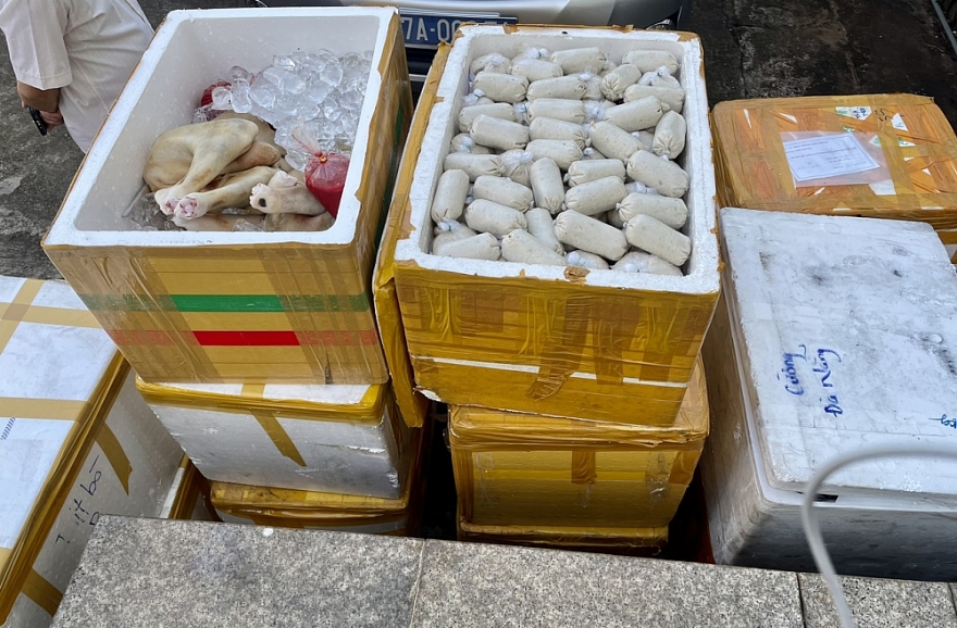 Ngăn chặn gần 01 tấn thực phẩm không rõ nguồn gốc đang trên đường đi tiêu thụ Ngăn chặn gần 01 tấn thực phẩm không rõ nguồn gốc đang trên đường đi tiêu thụ