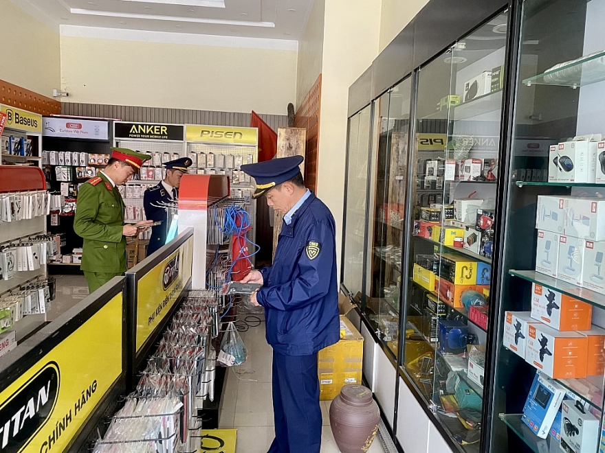 Sơn La: Thu giữ trên 1.000 sản phẩm phụ kiện điện thoại di động các loại không rõ nguồn gốc, xuất xứ