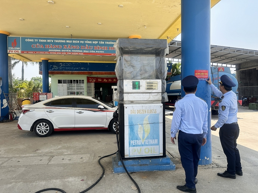 Niêm yết đường dây nóng tiếp nhận thông tin về kinh doanh xăng dầu tại Quảng Ngãi