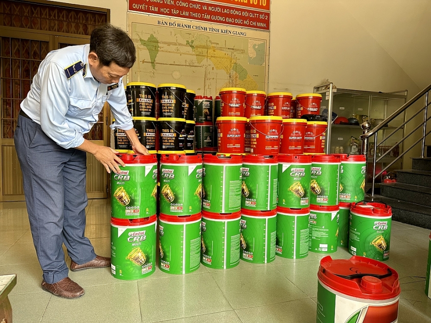 Kiên Giang: Phát hiện, tạm giữ số lượng lớn nhớt có dấu hiệu giả mạo nhãn hiệu Kiên Giang: Phát hiện, tạm giữ số lượng lớn nhớt có dấu hiệu giả mạo nhãn hiệu