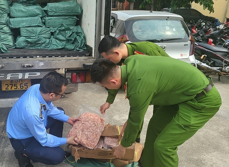 Tạm giữ 2 tấn chân gà rút xương đông lạnh có dấu hiệu vi phạm Tạm giữ 2 tấn chân gà rút xương đông lạnh có dấu hiệu vi phạm
