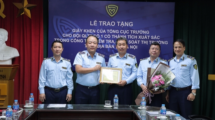 Khen thưởng đột xuất các Đội QLTT có thành tích xuất sắc trong công tác kiểm tra, kiểm soát thị trường trên địa bàn TP. Hà Nội Khen thưởng đột xuất các Đội QLTT có thành tích xuất sắc trong công tác kiểm tra, kiểm soát thị trường trên địa bàn TP. Hà Nội