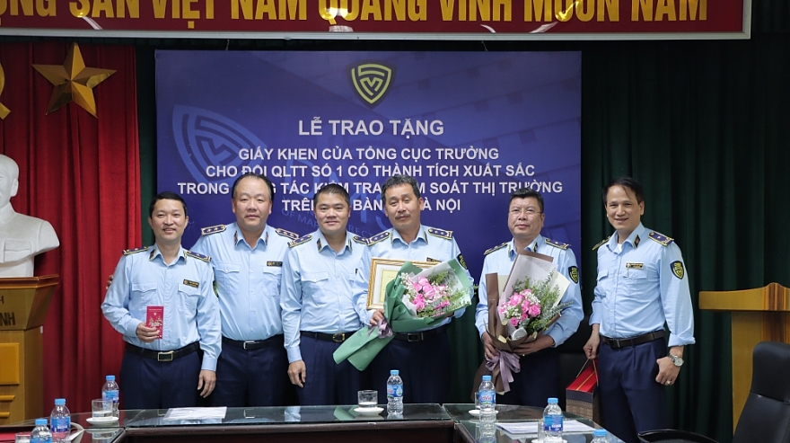 Khen thưởng đột xuất các Đội QLTT có thành tích xuất sắc trong công tác kiểm tra, kiểm soát thị trường trên địa bàn TP. Hà Nội Khen thưởng đột xuất các Đội QLTT có thành tích xuất sắc trong công tác kiểm tra, kiểm soát thị trường trên địa bàn TP. Hà Nội