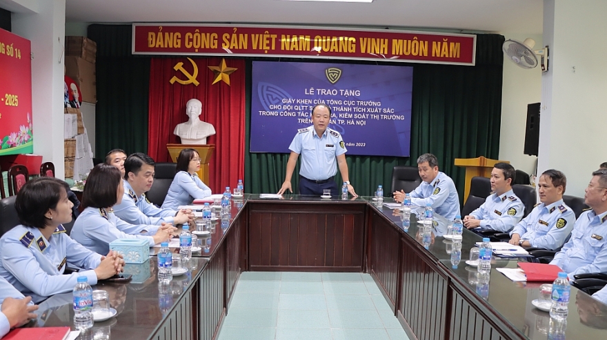 Khen thưởng đột xuất các Đội QLTT có thành tích xuất sắc trong công tác kiểm tra, kiểm soát thị trường trên địa bàn TP. Hà Nội Khen thưởng đột xuất các Đội QLTT có thành tích xuất sắc trong công tác kiểm tra, kiểm soát thị trường trên địa bàn TP. Hà Nội