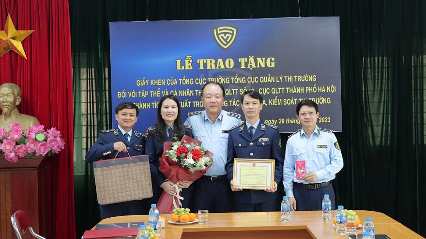 Khen thưởng đột xuất các Đội QLTT có thành tích xuất sắc trong công tác kiểm tra, kiểm soát thị trường trên địa bàn TP. Hà Nội Khen thưởng đột xuất các Đội QLTT có thành tích xuất sắc trong công tác kiểm tra, kiểm soát thị trường trên địa bàn TP. Hà Nội