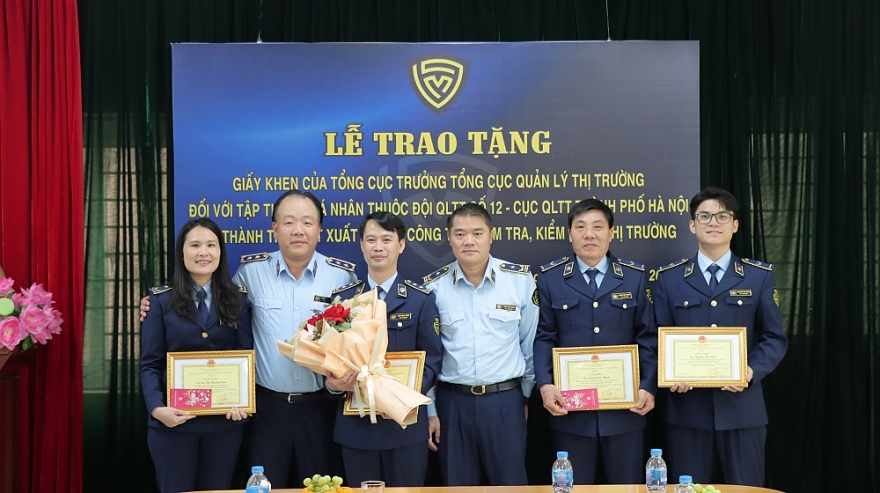 Khen thưởng đột xuất các Đội QLTT có thành tích xuất sắc trong công tác kiểm tra, kiểm soát thị trường trên địa bàn TP. Hà Nội Khen thưởng đột xuất các Đội QLTT có thành tích xuất sắc trong công tác kiểm tra, kiểm soát thị trường trên địa bàn TP. Hà Nội