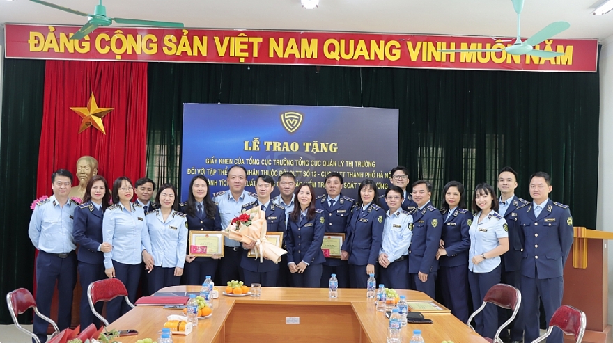 Khen thưởng đột xuất các Đội QLTT có thành tích xuất sắc trong công tác kiểm tra, kiểm soát thị trường trên địa bàn TP. Hà Nội Khen thưởng đột xuất các Đội QLTT có thành tích xuất sắc trong công tác kiểm tra, kiểm soát thị trường trên địa bàn TP. Hà Nội