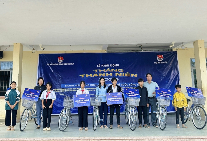 Đoàn thanh niên Cục QLTT Đắk Lắk trao tặng 10 xe đạp cho học sinh có hoàn cảnh khó khăn