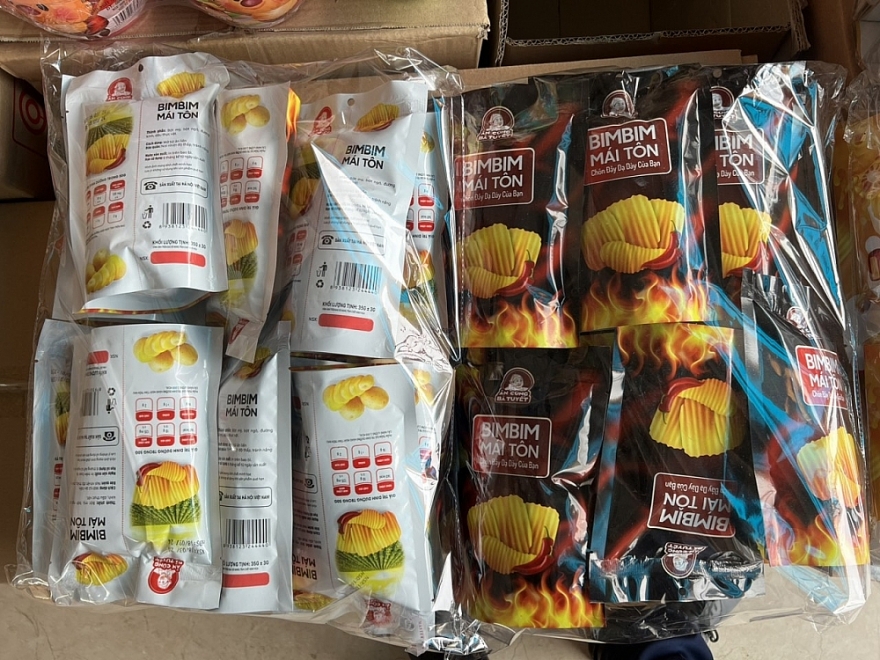 Thu giữ 7.000 sản phẩm giả mạo nhãn hiệu “Ăn cùng bà Tuyết” Thu giữ 7.000 sản phẩm giả mạo nhãn hiệu “Ăn cùng bà Tuyết”