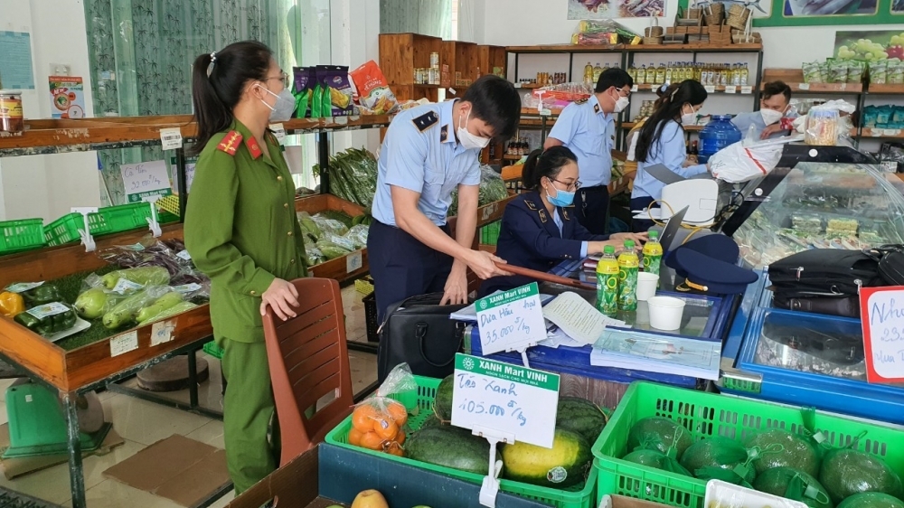 Cơ sở kinh doanh thực phẩm Xanh Mart Vinh bán hàng hóa quá hạn sử dụng