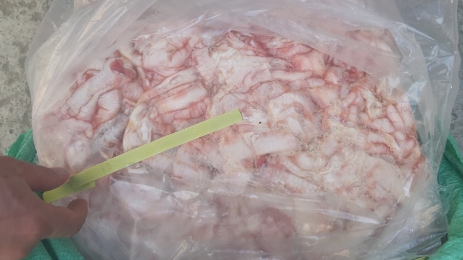 Tiêu hủy 2,5 tấn chân gà rút xương không rõ nguồn gốc, đã bốc mùi hôi thối