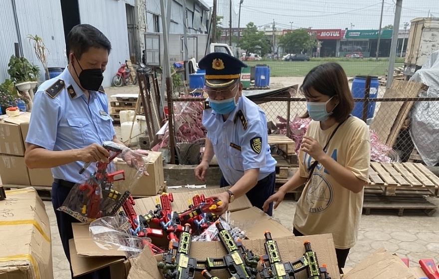 Thu giữ lô đồ chơi trẻ em mang tính bạo lực tại Hà Nội Thu giữ lô đồ chơi trẻ em mang tính bạo lực tại Hà Nội