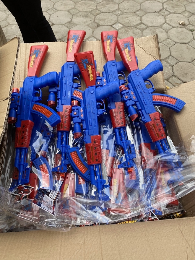 Thu giữ lô đồ chơi trẻ em mang tính bạo lực tại Hà Nội Thu giữ lô đồ chơi trẻ em mang tính bạo lực tại Hà Nội