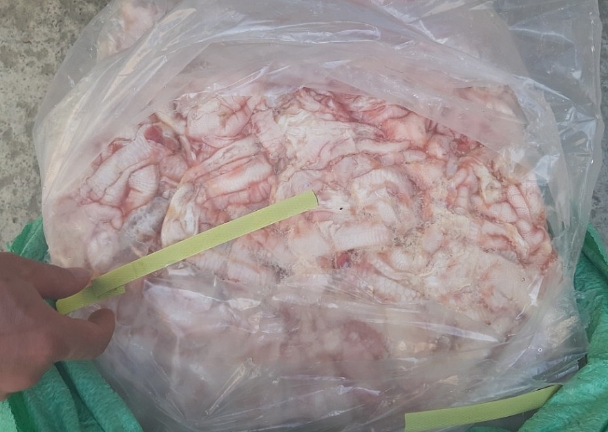 Tiêu hủy 2,5 tấn chân gà rút xương không rõ nguồn gốc, đã bốc mùi hôi thối
