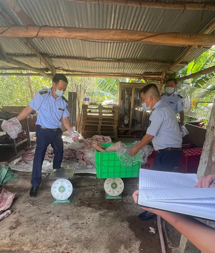 Thu giữ trên 1,7 tấn thịt heo đã biến đổi màu sắc và bốc mùi hôi thối tại Điểm thu mua thịt động vật ở Đồng Nai Đồng Nai: Thu giữ trên 1,7 tấn thịt heo đã biến đổi màu sắc và bốc mùi hôi thối