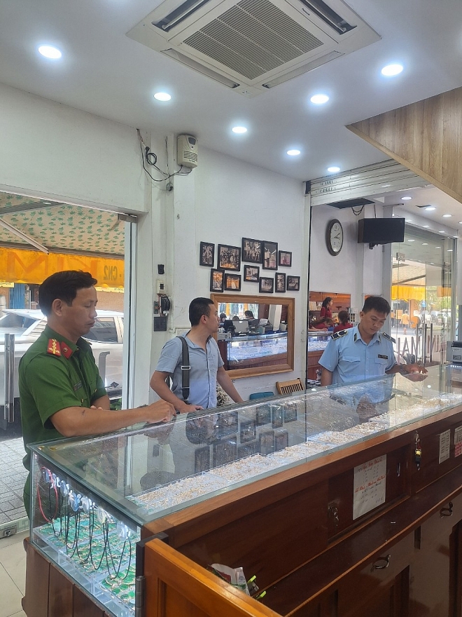 Tạm giữ nhiều kim loại vàng không rõ nguồn gốc tại Chi nhánh doanh nghiệp tư nhân Kim Mai Tạm giữ nhiều kim loại vàng không rõ nguồn gốc tại Chi nhánh doanh nghiệp tư nhân Kim Mai