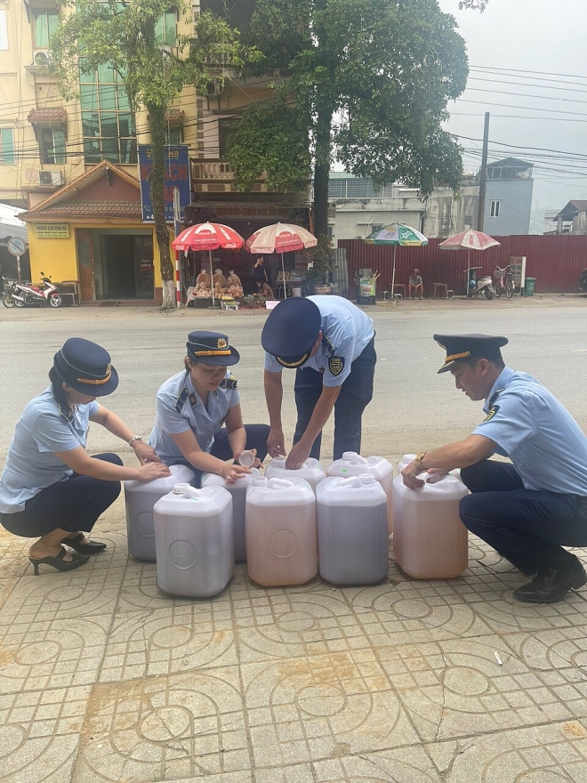 Hà Giang: Kiểm tra phát hiện 180 lít rượu không rõ nguồn gốc xuất xứ